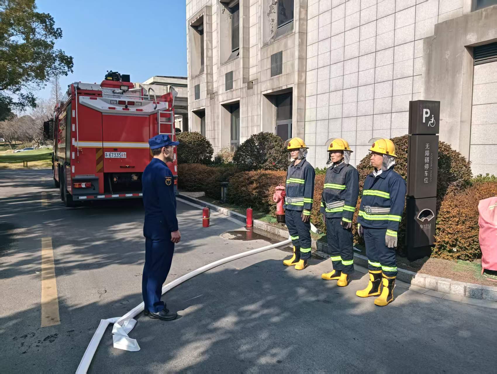 西園飯店配合景區(qū)消防大隊(duì)開展高層建筑消防安全專項(xiàng)測(cè)試.jpg