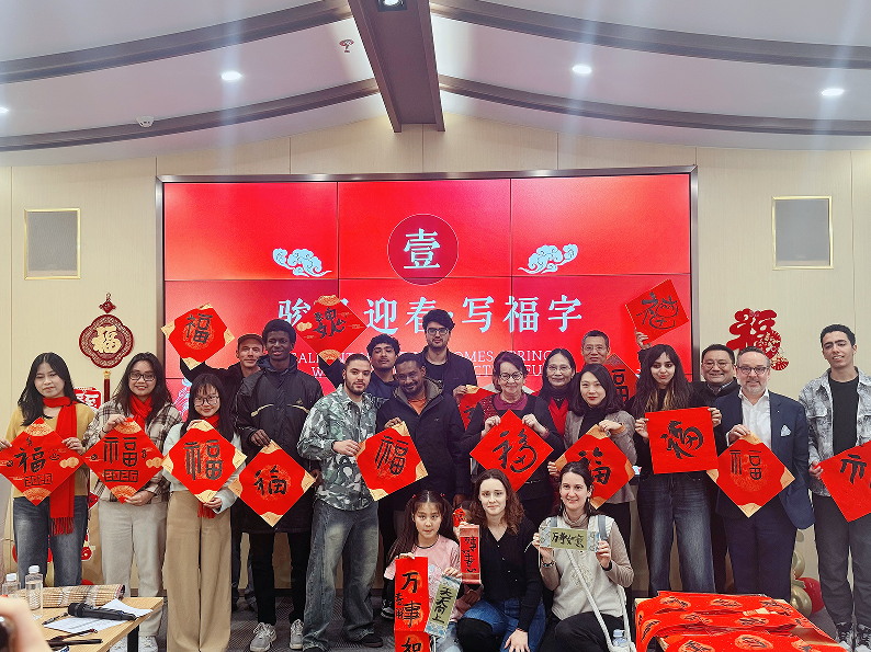 中外友人共品淮揚(yáng)味 翰墨飄香喜迎中國(guó)年_看圖王.jpg
