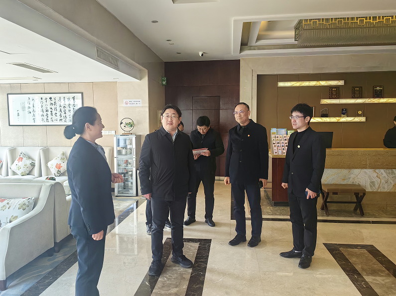 廣陵區(qū)對(duì)紫藤商務(wù)酒店開展節(jié)前安全檢查工作.jpg