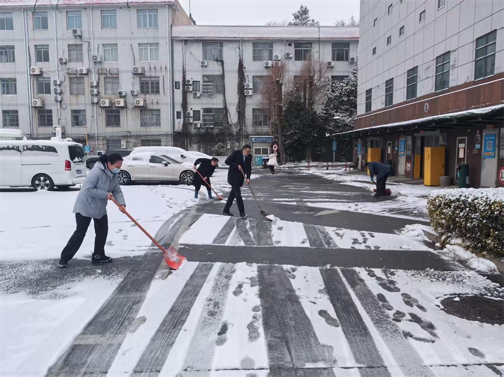高效除冰掃雪，守護賓客安全.jpg