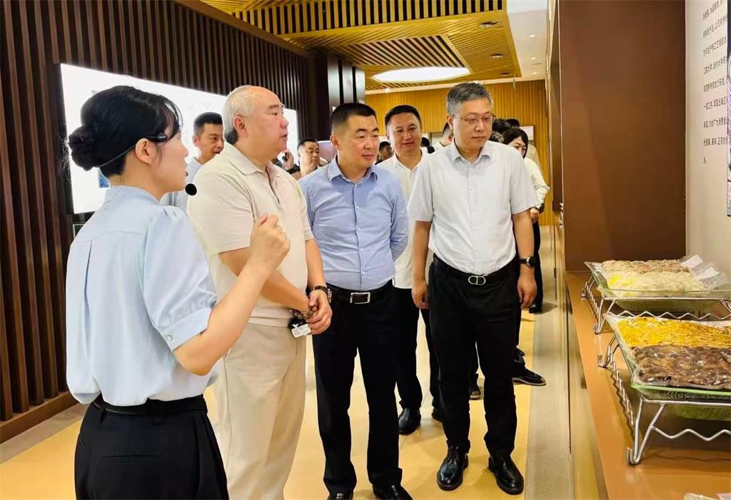揚(yáng)州市委常委、統(tǒng)戰(zhàn)部部長丁四海陪同泰國正大集團(tuán)-1.jpg